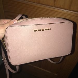 Michael Kors cross body purse. Great condition!